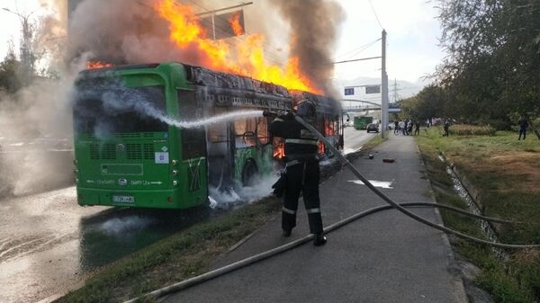 Автобус горел на перекрестке улиц Саина и Шаляпина  - Sputnik Казахстан