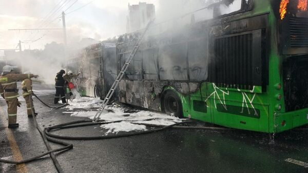 Автобус горел на перекрестке улиц Саина и Шаляпина  - Sputnik Казахстан