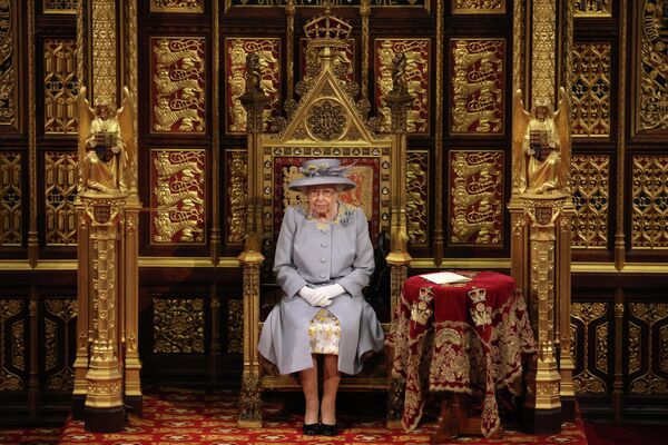 На этом архивном фото, сделанном 11 мая 2021 года, королева Великобритании Елизавета II восседает на Суверенном троне в палате лордов в здании парламента в Лондоне. - Sputnik Казахстан