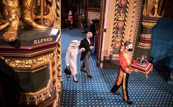Королева Великобритании Елизавета II и принц Великобритании Чарльз, принц Уэльский, проходят через Королевскую галерею, вслед за монаршей короной, 11 мая 2021 года. - Sputnik Казахстан