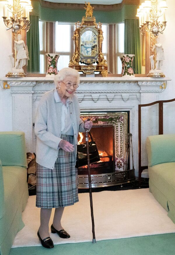 Последнее прижизненное фото Королевы Великобритании. Елизавета II в ожидании встречи с новоизбранным премьер-министром Великобритании Лиз Трасс в замке Балморал в Шотландии, 6 сентября 2022 года. - Sputnik Казахстан