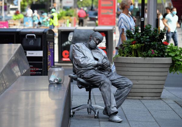 Уличный артист спит на Таймс-сквер в Нью-Йорке.  - Sputnik Казахстан
