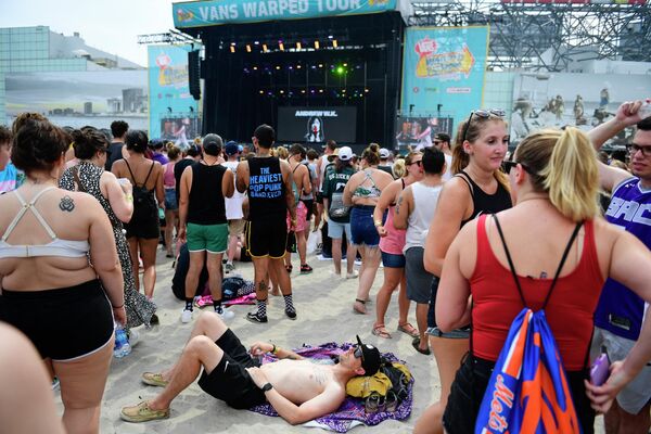 Поклонник рок-музыки заснул на пляже во время концерта в Атлантик-Сити, штат Нью-Джерси. - Sputnik Казахстан