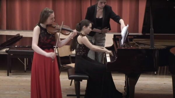 Голодный рояль съел ноты музыкантов во время концерта - видео - Sputnik Казахстан