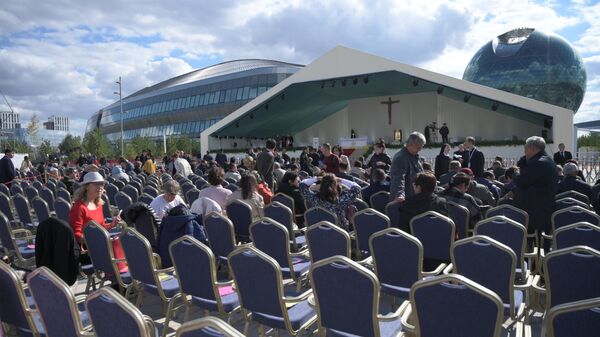 На площади EXPO люди собираются в ожидании начала мессы Папы Римского Франциска в Нур-Султане. - Sputnik Казахстан