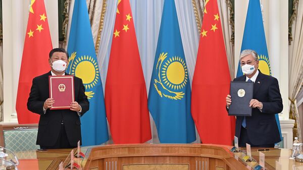  Главы государств подписали Совместное заявление по случаю 30-летия установления дипломатических отношений между Казахстаном и Китаем - Sputnik Казахстан