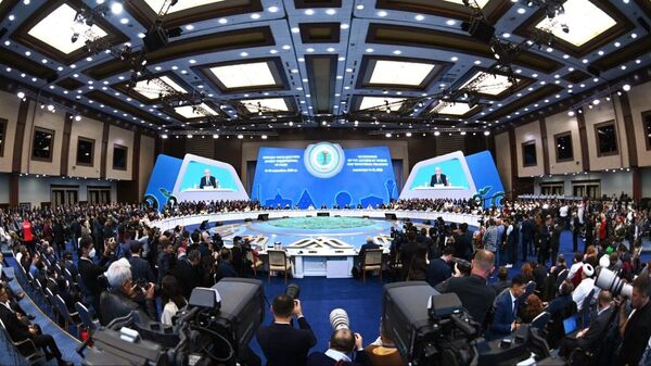 Участники VII съезда лидеров мировых и традиционных религий во Дворце Независимости в Нур-Султане - Sputnik Казахстан