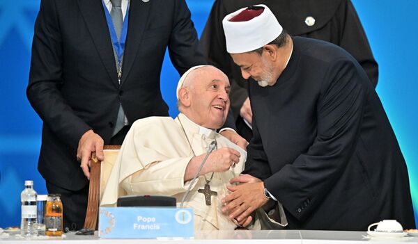 Папа Римский Франциск и верховный имам Аль-Азхара Шейх Ахмад ат-Тайеб (справа) на VII Съезде лидеров мировых и традиционных религий во Дворце Независимости в Нур-Султане.  - Sputnik Казахстан