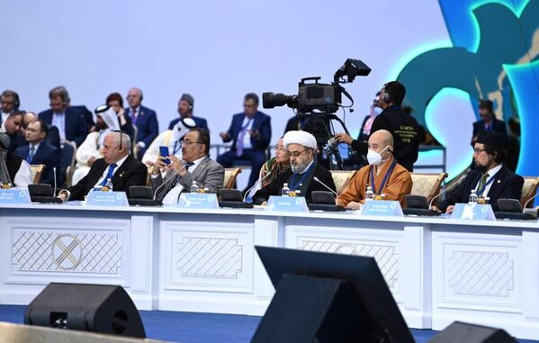 Участники на VII Съезде лидеров мировых и традиционных религий во Дворце Независимости в Нур-Султане.  - Sputnik Казахстан