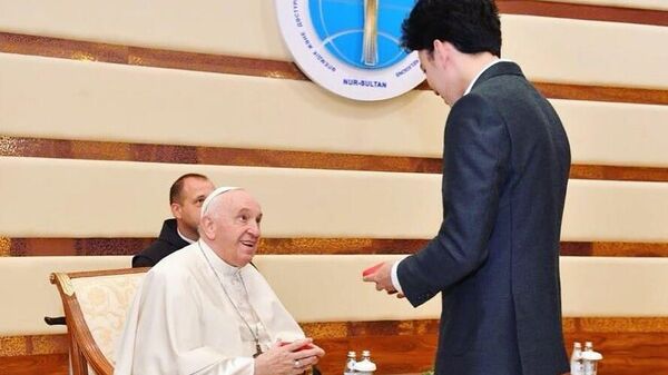 Папа Римский наградил Димаша Кудайбергена медалью - Sputnik Казахстан