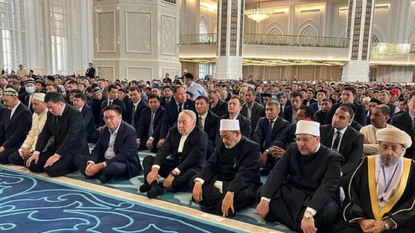 Нурсултан Назарбаев посетил Главную мечеть столицы - Sputnik Казахстан