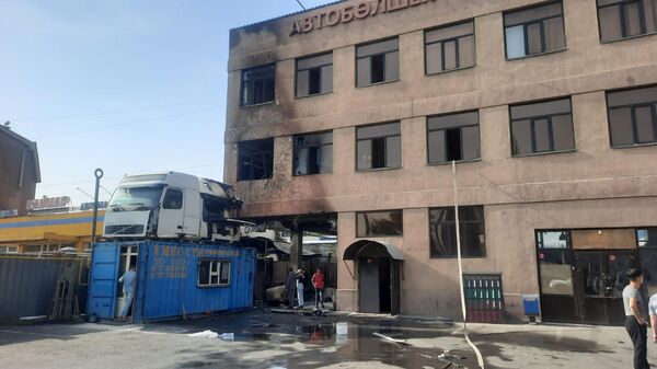 Магазин автозапчастей сгорел на пересечении улиц Рыскулова и Емцова - Sputnik Казахстан