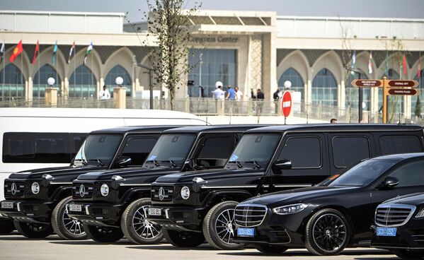 Автомобили официальных делегаций припаркованы перед Конгресс-холлом, местом проведения саммита Шанхайской организации сотрудничества в Самарканде.  - Sputnik Казахстан
