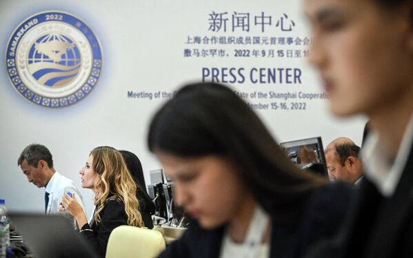 Журналисты работают в пресс-центре саммита ШОС в Самарканде. На полях саммита состоялись десятки двусторонних встреч, тематикой которых стала региональная и мировая политико-экономическая ситуация.  - Sputnik Казахстан