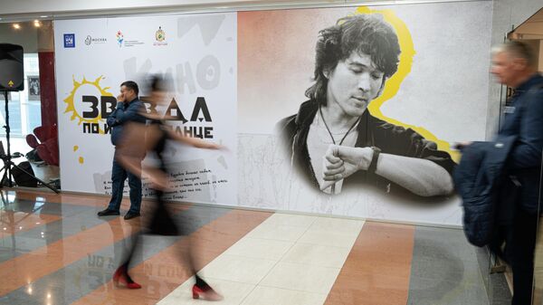 Выставка, посвященная жизни и творчеству легендарного рок-музыканта Виктора Цоя, открылась в Нур-Султане  - Sputnik Казахстан