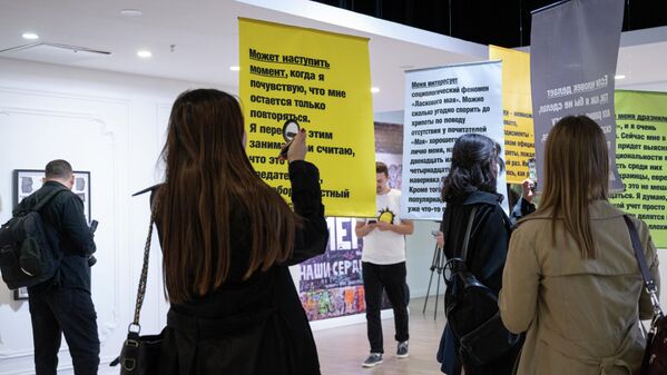 Своеобразную интерактивность выставке придают размещенные на плакатах-мобилях цитаты Виктора Цоя о жизни.  - Sputnik Казахстан