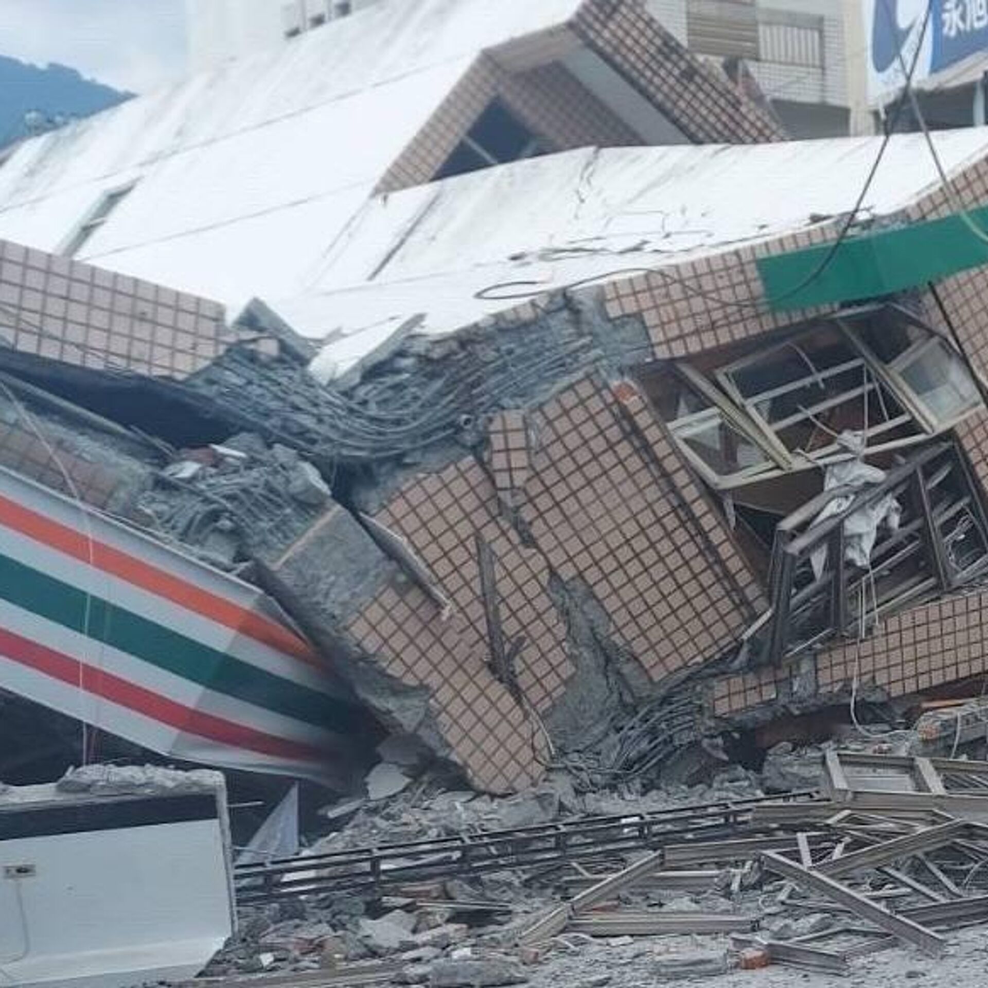 Тайвань землетрясение жертвы. ЦУНАМИ В Японии 2022. Землетрясение. Разрушенный дом. Обвал здания.