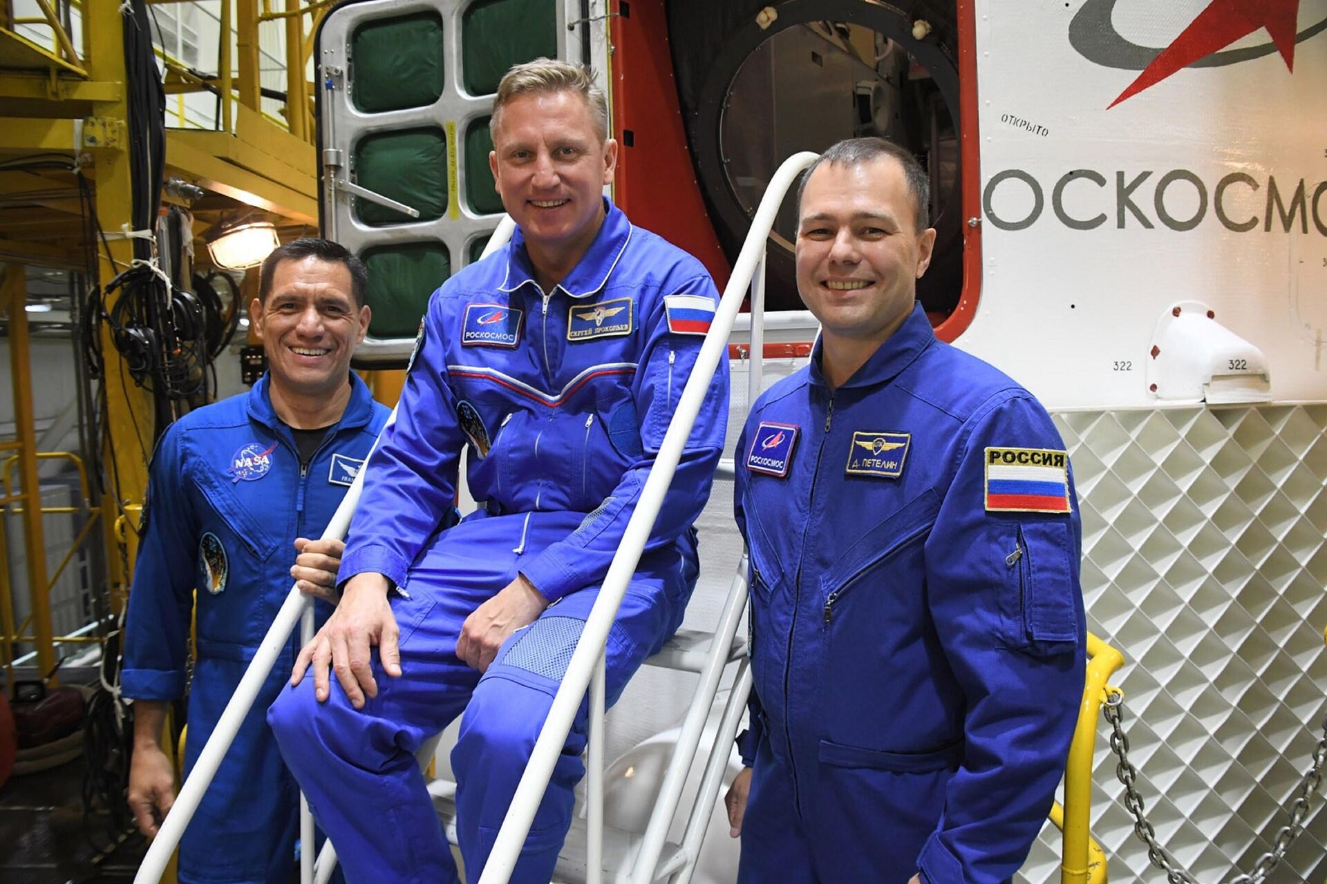 Основной экипаж МКС-68 космонавты Сергей Прокопьев и Дмитрий Петелин, а также астронавт Фрэнк Рубио Основной экипаж МКС-68 космонавты Сергей Прокопьев и Дмитрий Петелин, а также астронавт Фрэнк Рубио - Sputnik Казахстан, 1920, 06.12.2025