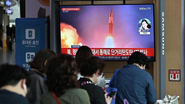 Жители Сеула наблюдают прямую трансляцию запуска баллистической ракеты из Северной Кореи - Sputnik Казахстан