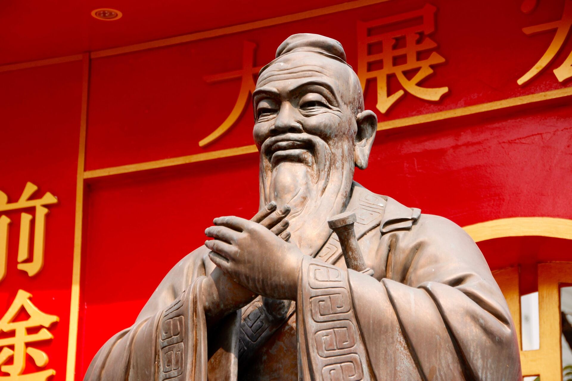 Конфуций. Статуя в Китае  - Sputnik Казахстан, 1920, 27.09.2022