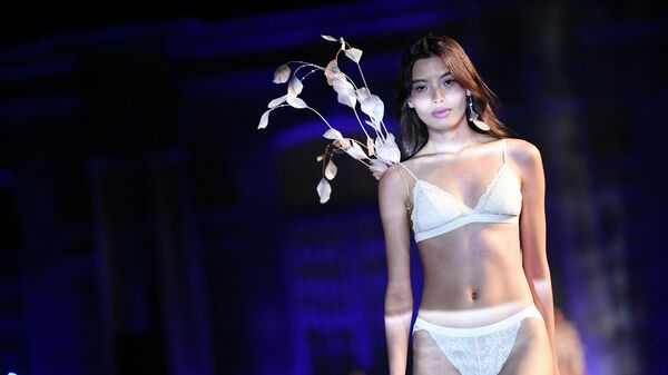Модель во время модного показа нижнего белья на шоу Etam в рамках недели моды в Париже   - Sputnik Казахстан