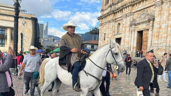 Колумбийский сенатор проехал на лошади на заседание конгресса страны через центр Боготы  - Sputnik Казахстан