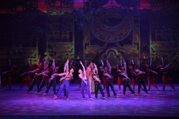 В театре отмечают, что впервые перед артистами поставили задачу синхронизации танцевальных движений с видеодраматургией спектакля.  - Sputnik Казахстан