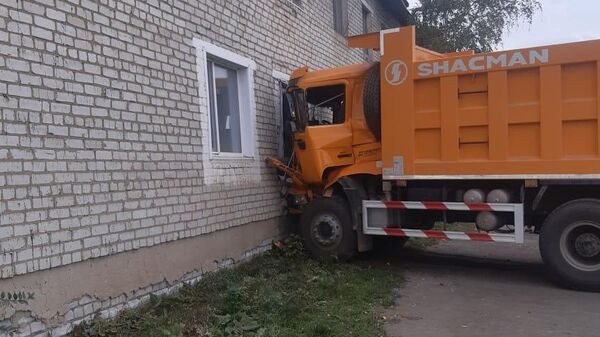 Грузовик въехал в двухэтажный дом в Павлодарской области - Sputnik Казахстан