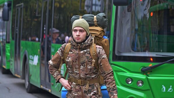 Мужчина, призванный на военную службу в ходе частичной мобилизации, у сборного пункта - Sputnik Казахстан