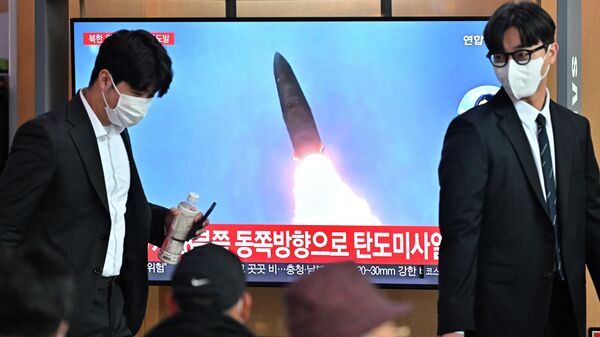 Жители Сеула смотрят прямую трансляцию запуска баллистической ракеты КНДР  - Sputnik Казахстан