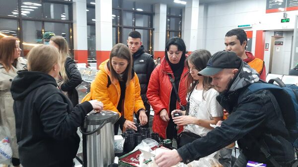 Волонтеры организовали горячий чай для прибывающих россиян - Sputnik Қазақстан