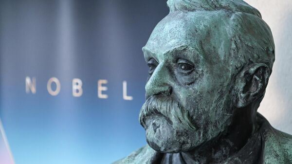 Статуя Альфреда Нобеля в Нобелевском комитете в Стокгольме - Sputnik Қазақстан