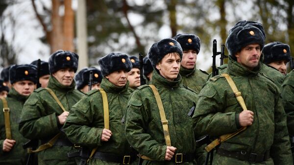 Мобилизованные граждане на торжественной церемонии выдачи оружия в учебном центре Центрального военного округа (ЦВО) в Свердловской области - Sputnik Казахстан