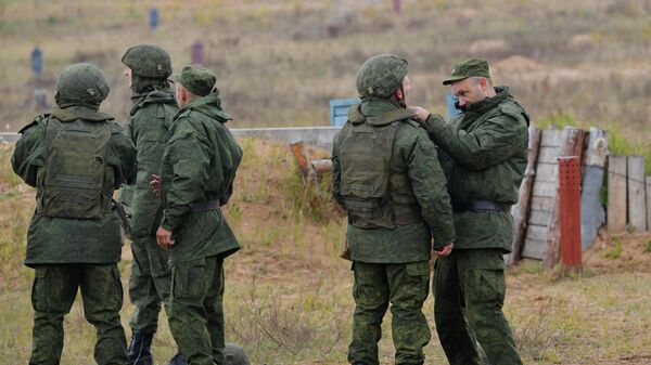 Мобилизованные граждане во время занятий по боевой подготовке на базе военного полигона в Ленинградской области - Sputnik Казахстан