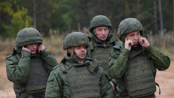 Мобилизованные граждане во время занятий по боевой подготовке на базе военного полигона в Ленинградской области - Sputnik Казахстан