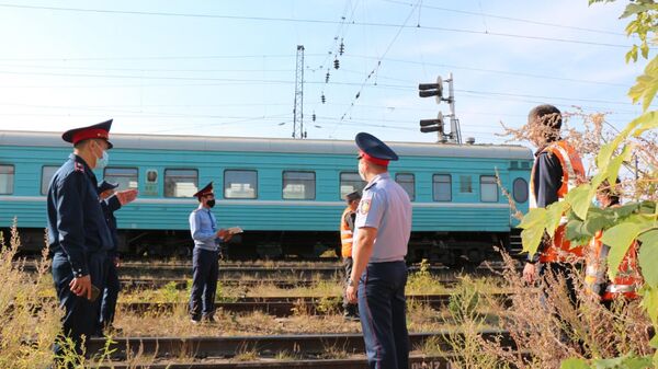 Транспортные полицейские на месте происшествия  - Sputnik Казахстан