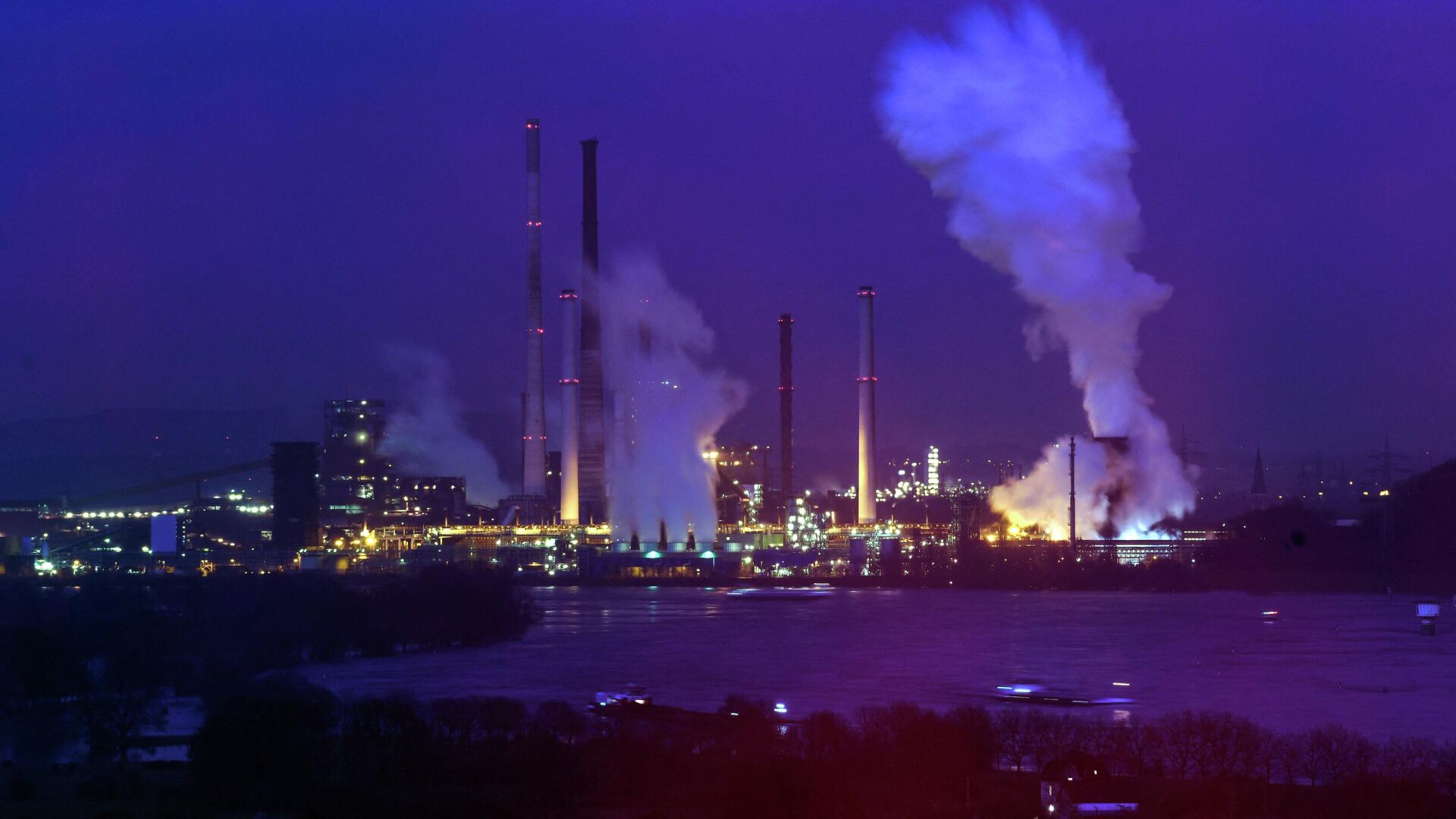 Дым, поднимающийся из доменной печи Schwelgern на заводе немецкого промышленного конгломерата ThyssenKrupp в Дуйсбурге, западная Германия - Sputnik Қазақстан, 1920, 03.10.2022