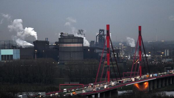 Дым, поднимающийся из доменной печи Schwelgern на заводе немецкого промышленного конгломерата ThyssenKrupp в Дуйсбурге, западная Германия - Sputnik Казахстан