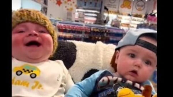 Два малыша по-разному реагируют на шутку мамы - видео  - Sputnik Казахстан