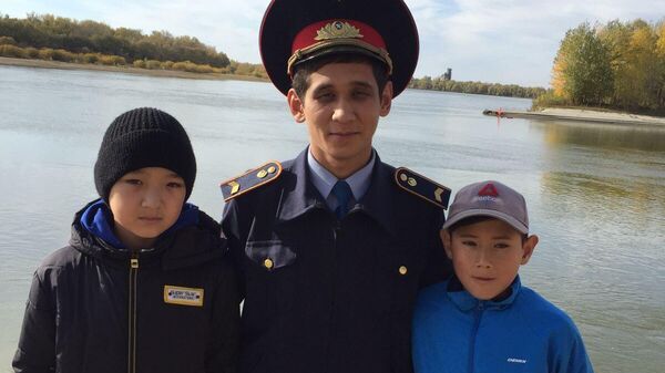 Полицейский вытащил из воды двух тонувших детей в Павлодарской области - Sputnik Казахстан