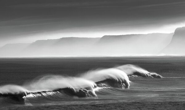 Снимок фотографа Майкла Спенсера из Великобритании. Волны разбиваются туманным утром в Скарборо. - Sputnik Казахстан