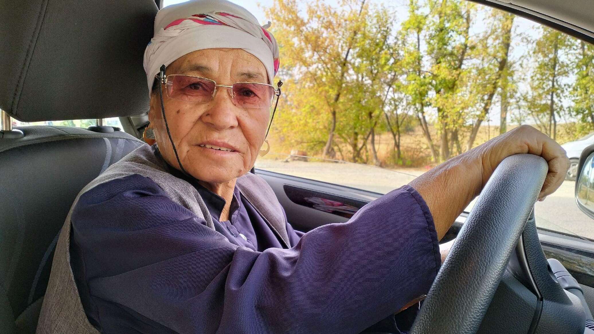 Түнгі көйлектегі эротикалық фото