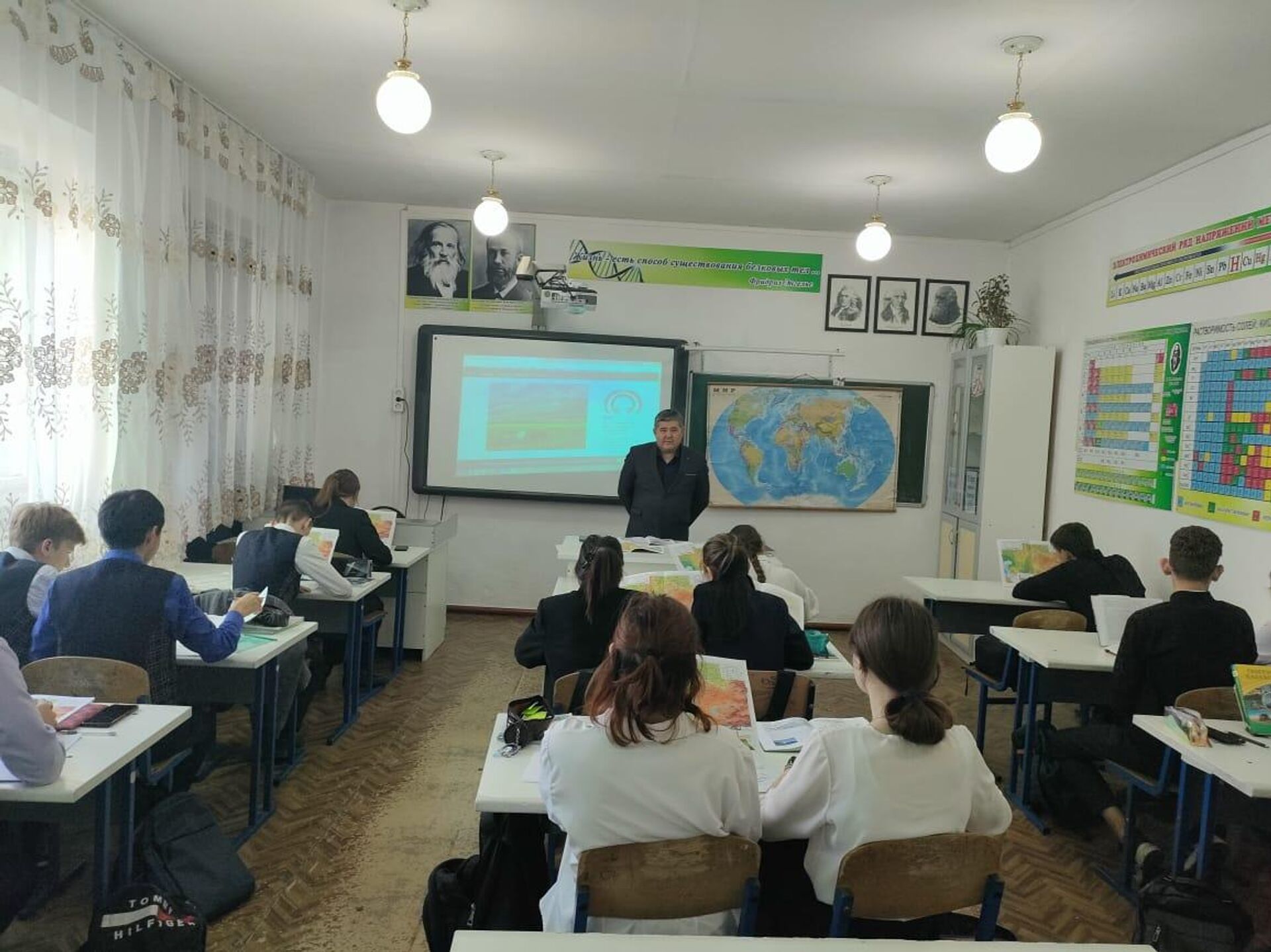 Три года дети в райцентре СКО учатся не в школе, а в здании отдела образования - Sputnik Казахстан, 1920, 11.10.2022