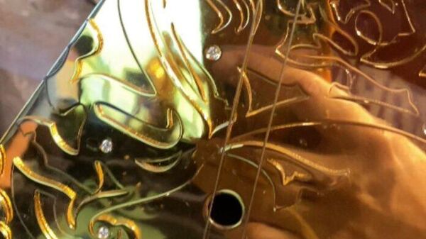 Золотая домбра покрытая бриллиантами хранится в Туркестане - Sputnik Казахстан