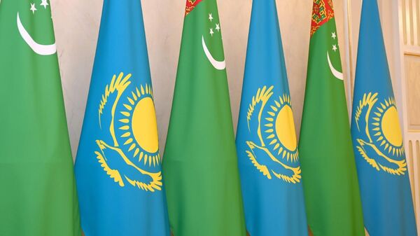 Флаги Казахстана и Туркменистана  - Sputnik Казахстан