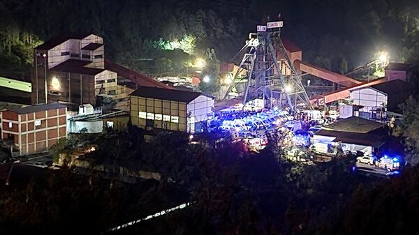 Машины скорой помощи у шахты в Турции, где в результате взрыва погибли 28 человек  - Sputnik Казахстан