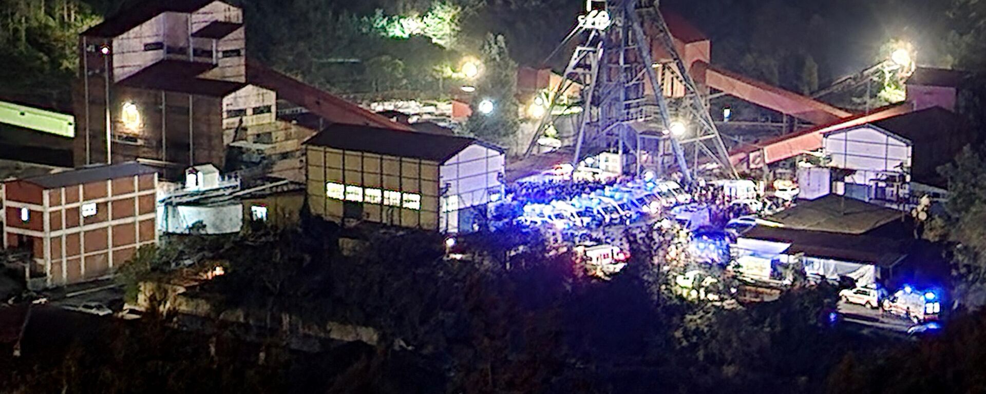 Машины скорой помощи у шахты в Турции, где в результате взрыва погибли 28 человек  - Sputnik Казахстан, 1920, 15.10.2022