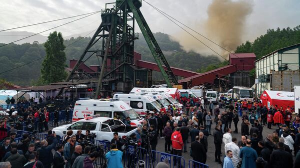 Медики и спасатели работают после взрыва на угольной шахте в Турции  - Sputnik Казахстан