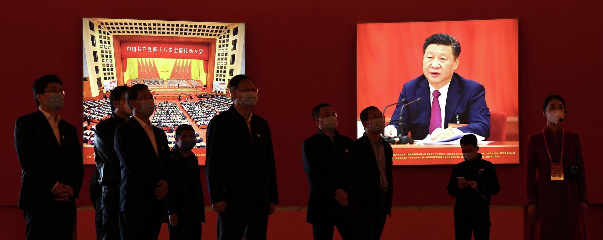 Посетители стоят перед фотографией, на которой изображен председатель КНР Си Цзиньпин во время выставки под названием Движение вперед в новую эру, демонстрирующей достижения страны за два срока его полномочий в Пекинском выставочном центре - Sputnik Казахстан, 1920, 23.10.2022
