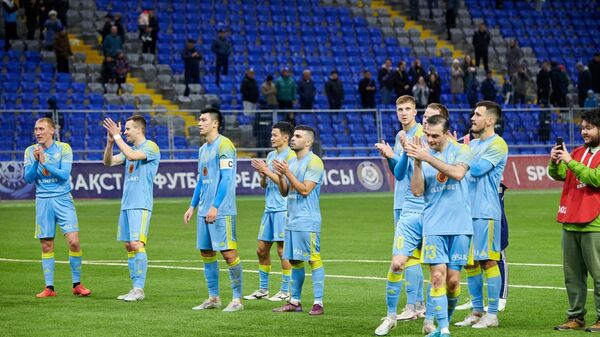 Футболисты Астаны приветствуют болельщиков  - Sputnik Казахстан